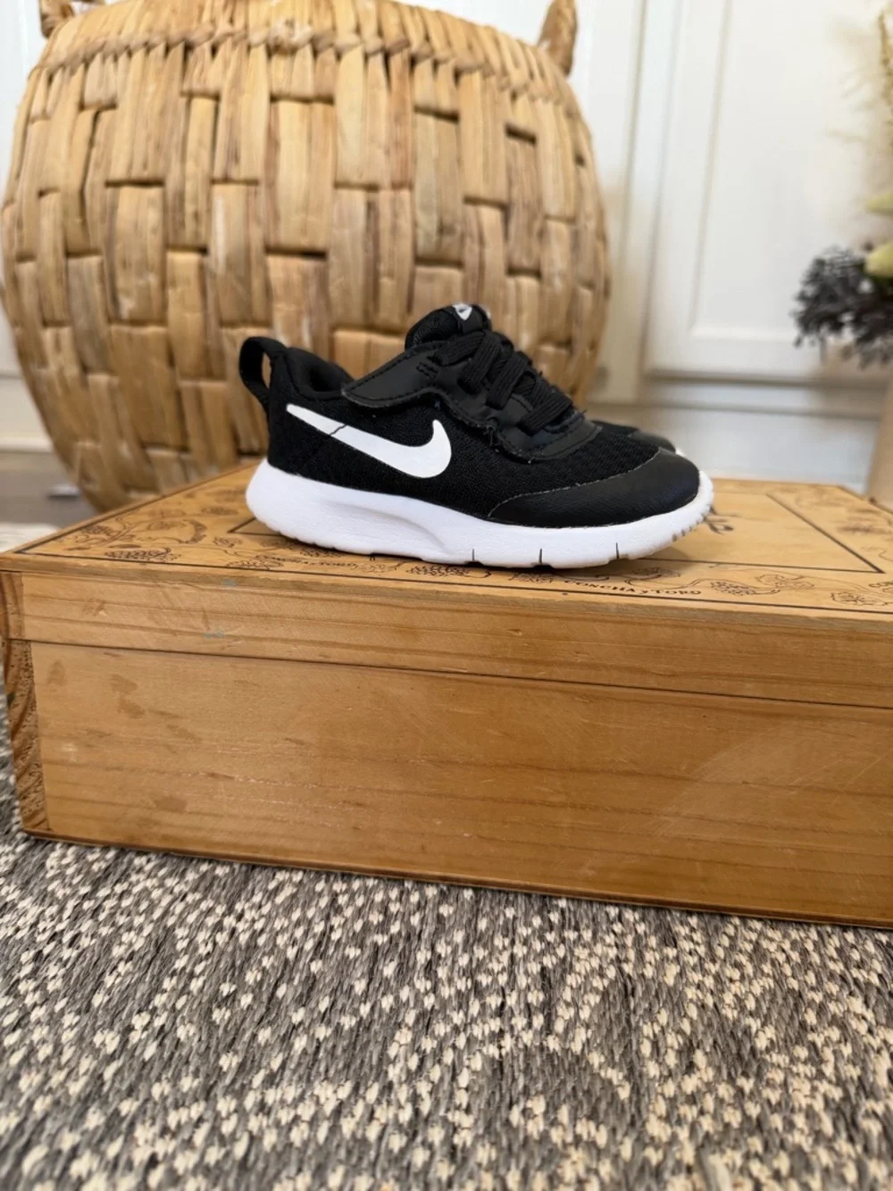 Nike Tanjun EasyOn toddler sneakers Size 6C in black and white